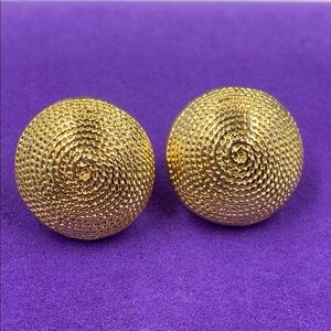 💛 Elegant Gold-Tone Spiral Earrings